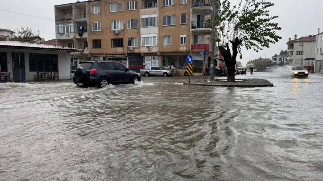 Muğla’yı Sağanak Felç Etti! Vatandaşlar Fethiye Sokaklarında Botla Gezdi 5